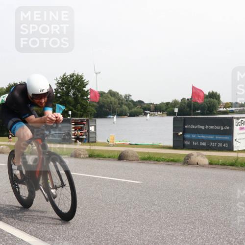15.06.2025 - 27. Vierlanden-Triathlon H.Heesch http://msf.ph/oto/7995689 15.06.2025 11:27:53 Radfahren 757, 771, 826 meine-sportfotos.de