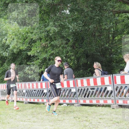 21.06.2025 - 27. Vierlanden-Triathlon KatJ http://msf.ph/oto/7995694 15.06.2025 12:47:43 Ziel 651, 863 meine-sportfotos.de