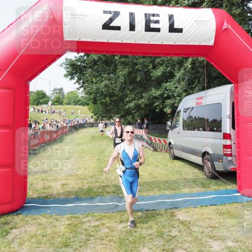 21.06.2025 - 27. Vierlanden-Triathlon MichiJ http://msf.ph/oto/7995696 15.06.2026 11:19:24 Ziel 400, 401, 613 meine-sportfotos.de