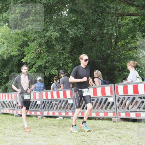 21.06.2025 - 27. Vierlanden-Triathlon KatJ http://msf.ph/oto/7995698 15.06.2025 12:47:43 Ziel 651, 863 meine-sportfotos.de