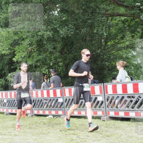 21.06.2025 - 27. Vierlanden-Triathlon KatJ http://msf.ph/oto/7995706 15.06.2025 12:47:43 Ziel 651, 863 meine-sportfotos.de