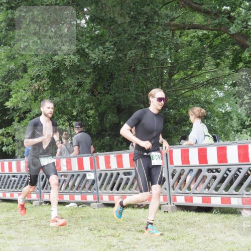 21.06.2025 - 27. Vierlanden-Triathlon KatJ http://msf.ph/oto/7995719 15.06.2025 12:47:43 Ziel 651, 863 meine-sportfotos.de
