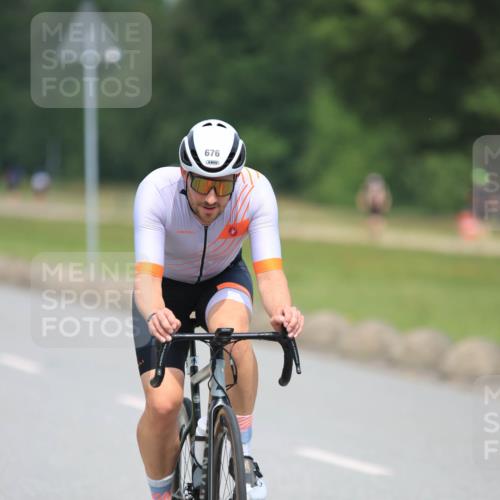 21.06.2025 - 27. Vierlanden-Triathlon H.Heesch http://msf.ph/oto/7995733 15.06.2025 12:06:07 Radfahren 205, 676, 890 meine-sportfotos.de