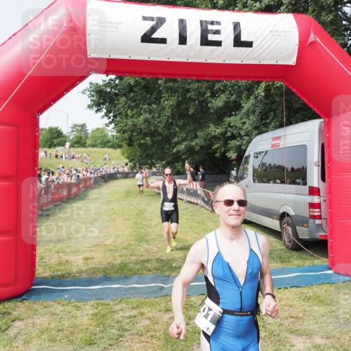 21.06.2025 - 27. Vierlanden-Triathlon MichiJ http://msf.ph/oto/7995736 15.06.2026 11:19:25 Ziel 400, 401 meine-sportfotos.de