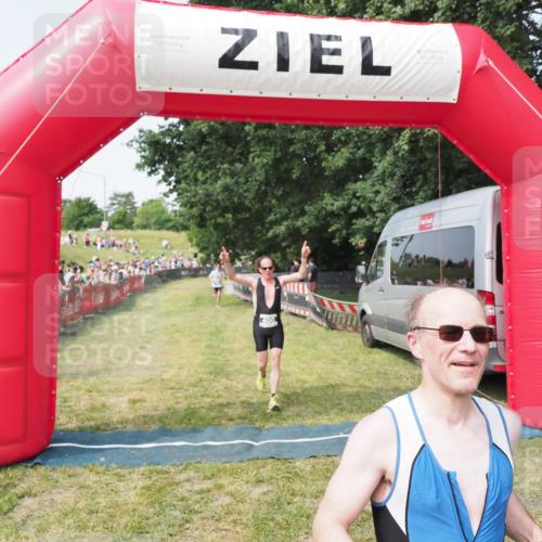 21.06.2025 - 27. Vierlanden-Triathlon MichiJ http://msf.ph/oto/7995758 15.06.2026 11:19:25 Ziel 400, 401 meine-sportfotos.de