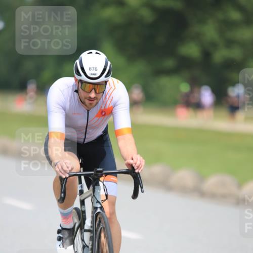 21.06.2025 - 27. Vierlanden-Triathlon H.Heesch http://msf.ph/oto/7995767 15.06.2025 12:06:07 Radfahren 205, 676, 890 meine-sportfotos.de