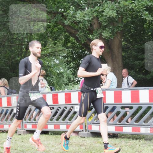 21.06.2025 - 27. Vierlanden-Triathlon KatJ http://msf.ph/oto/7995772 15.06.2025 12:47:44 Ziel 651, 863 meine-sportfotos.de