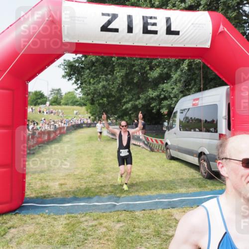 21.06.2025 - 27. Vierlanden-Triathlon MichiJ http://msf.ph/oto/7995774 15.06.2026 11:19:25 Ziel 400, 401 meine-sportfotos.de