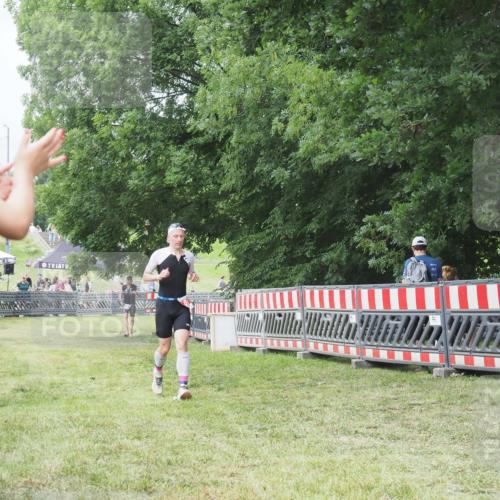 21.06.2025 - 27. Vierlanden-Triathlon KatJ http://msf.ph/oto/7995800 15.06.2025 12:48:35 Ziel  meine-sportfotos.de