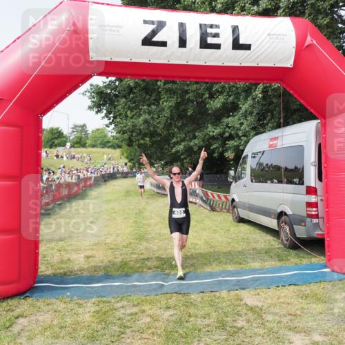 21.06.2025 - 27. Vierlanden-Triathlon MichiJ http://msf.ph/oto/7995816 15.06.2026 11:19:25 Ziel 400, 401 meine-sportfotos.de