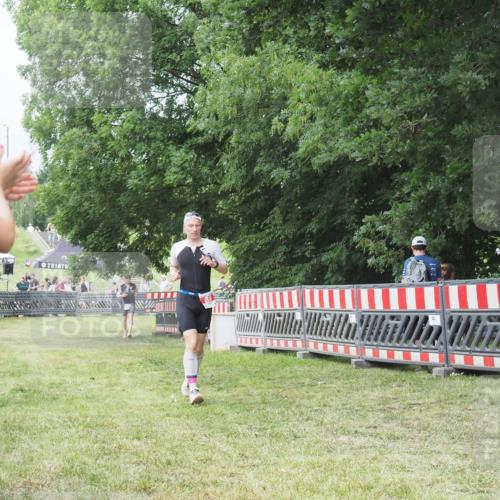 21.06.2025 - 27. Vierlanden-Triathlon KatJ http://msf.ph/oto/7995824 15.06.2025 12:48:35 Ziel  meine-sportfotos.de
