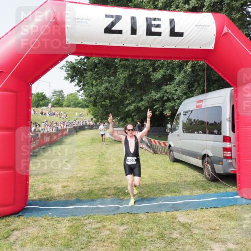 21.06.2025 - 27. Vierlanden-Triathlon MichiJ http://msf.ph/oto/7995832 15.06.2026 11:19:26 Ziel 400, 401 meine-sportfotos.de