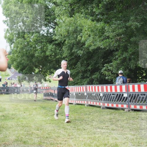 21.06.2025 - 27. Vierlanden-Triathlon KatJ http://msf.ph/oto/7995835 15.06.2025 12:48:36 Ziel  meine-sportfotos.de