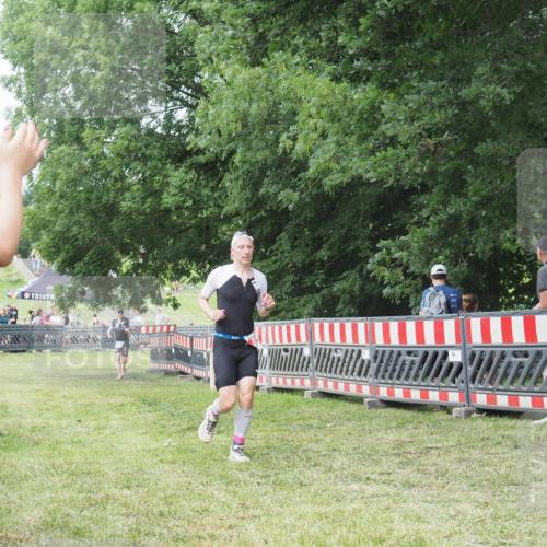 21.06.2025 - 27. Vierlanden-Triathlon KatJ http://msf.ph/oto/7995841 15.06.2025 12:48:36 Ziel  meine-sportfotos.de