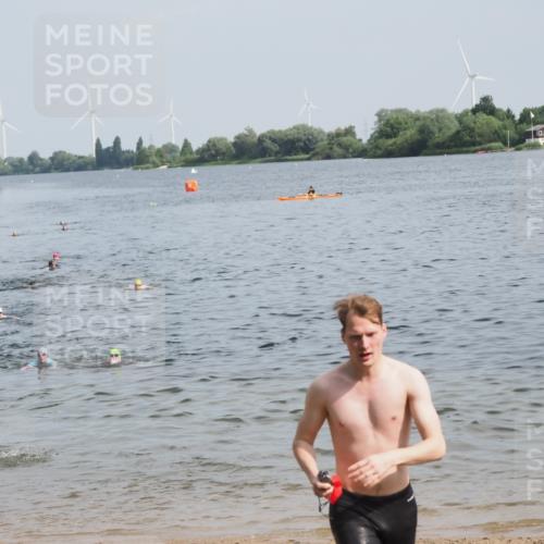 21.06.2025 - 27. Vierlanden-Triathlon MichiJ http://msf.ph/oto/7995842 15.06.2026 09:57:22 Schwimmen 293, 296, 324, 343 meine-sportfotos.de