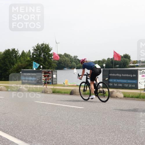 15.06.2025 - 27. Vierlanden-Triathlon H.Heesch http://msf.ph/oto/7995853 15.06.2025 11:28:37 Radfahren 925, 965 meine-sportfotos.de