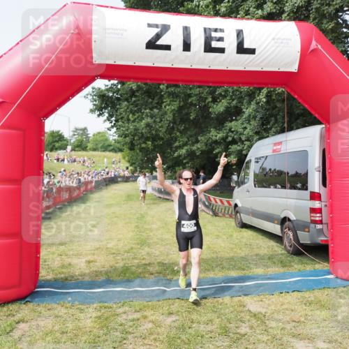 21.06.2025 - 27. Vierlanden-Triathlon MichiJ http://msf.ph/oto/7995865 15.06.2026 11:19:26 Ziel 400, 401 meine-sportfotos.de
