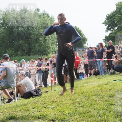 15.06.2025 - 27. Vierlanden-Triathlon KatJ http://msf.ph/oto/7995879 15.06.2025 09:55:21 Schwimmen 299, 306, 311, 327, 348, 353 meine-sportfotos.de