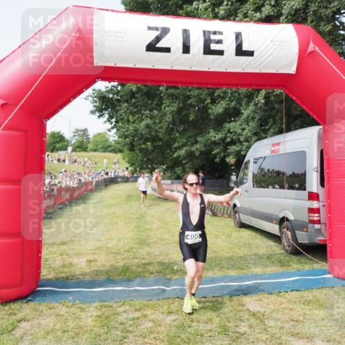 21.06.2025 - 27. Vierlanden-Triathlon MichiJ http://msf.ph/oto/7995895 15.06.2026 11:19:26 Ziel 400, 401 meine-sportfotos.de