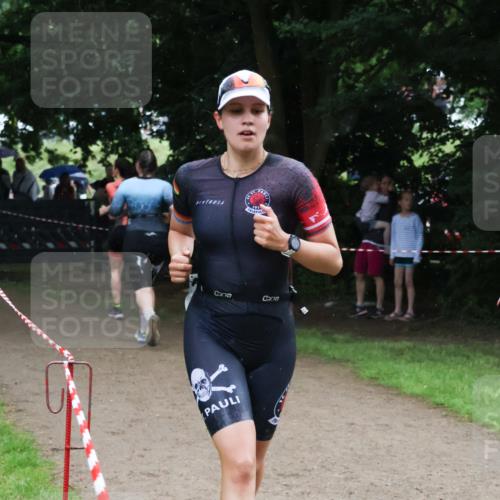 21.06.2025 - 27. Vierlanden-Triathlon Lena Gebhardt http://msf.ph/oto/7995902 15.06.2025 13:52:02 Laufen  meine-sportfotos.de
