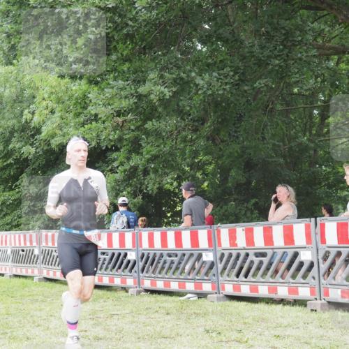 21.06.2025 - 27. Vierlanden-Triathlon KatJ http://msf.ph/oto/7995903 15.06.2025 12:48:37 Ziel  meine-sportfotos.de