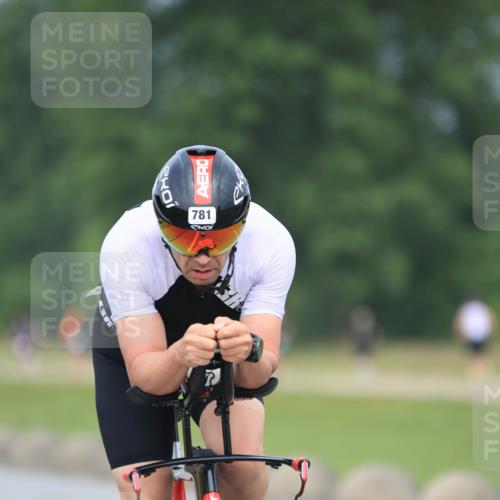 21.06.2025 - 27. Vierlanden-Triathlon H.Heesch http://msf.ph/oto/7995908 15.06.2025 12:18:36 Radfahren 781, 892 meine-sportfotos.de