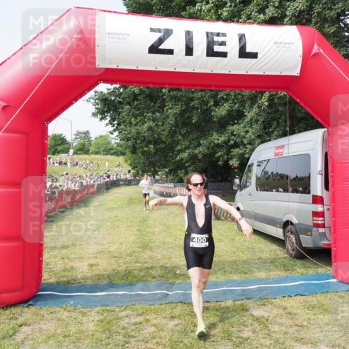 21.06.2025 - 27. Vierlanden-Triathlon MichiJ http://msf.ph/oto/7995914 15.06.2026 11:19:26 Ziel 400, 401 meine-sportfotos.de
