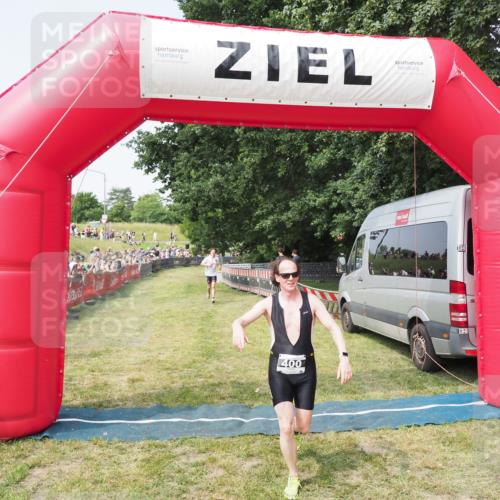 21.06.2025 - 27. Vierlanden-Triathlon MichiJ http://msf.ph/oto/7995931 15.06.2026 11:19:26 Ziel 400, 401 meine-sportfotos.de