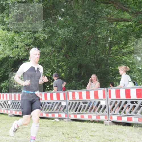 21.06.2025 - 27. Vierlanden-Triathlon KatJ http://msf.ph/oto/7995939 15.06.2025 12:48:37 Ziel  meine-sportfotos.de