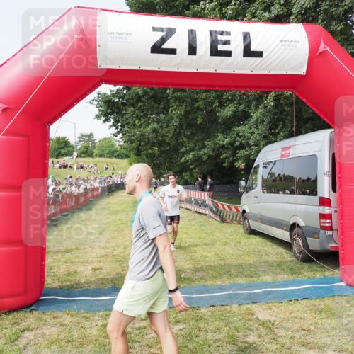 21.06.2025 - 27. Vierlanden-Triathlon MichiJ http://msf.ph/oto/7995944 15.06.2026 11:19:28 Ziel 400, 401 meine-sportfotos.de
