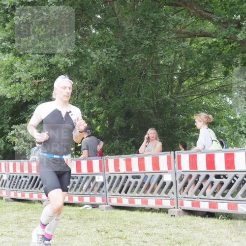 21.06.2025 - 27. Vierlanden-Triathlon KatJ http://msf.ph/oto/7995951 15.06.2025 12:48:37 Ziel  meine-sportfotos.de
