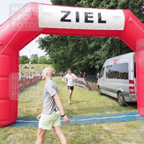 21.06.2025 - 27. Vierlanden-Triathlon MichiJ http://msf.ph/oto/7995959 15.06.2026 11:19:29 Ziel 400, 401 meine-sportfotos.de