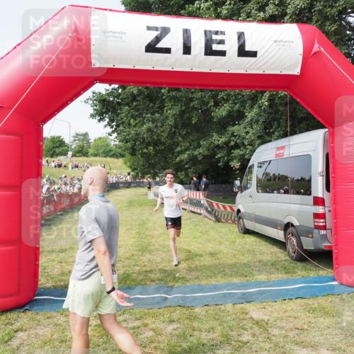 21.06.2025 - 27. Vierlanden-Triathlon MichiJ http://msf.ph/oto/7995973 15.06.2026 11:19:29 Ziel 400, 401 meine-sportfotos.de