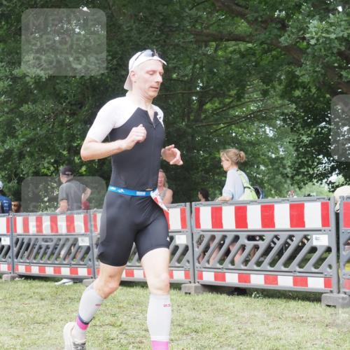 21.06.2025 - 27. Vierlanden-Triathlon KatJ http://msf.ph/oto/7995977 15.06.2025 12:48:38 Ziel  meine-sportfotos.de