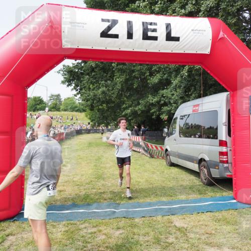 21.06.2025 - 27. Vierlanden-Triathlon MichiJ http://msf.ph/oto/7995989 15.06.2026 11:19:29 Ziel 400, 401 meine-sportfotos.de