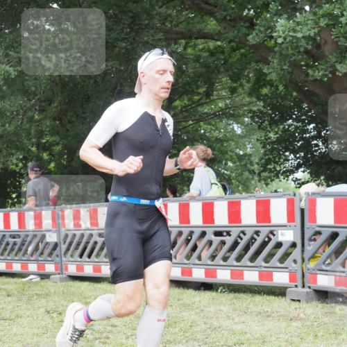 21.06.2025 - 27. Vierlanden-Triathlon KatJ http://msf.ph/oto/7995996 15.06.2025 12:48:38 Ziel  meine-sportfotos.de