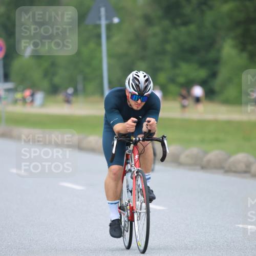 21.06.2025 - 27. Vierlanden-Triathlon H.Heesch http://msf.ph/oto/7996004 15.06.2025 12:19:02 Radfahren 636, 694, 773, 973 meine-sportfotos.de