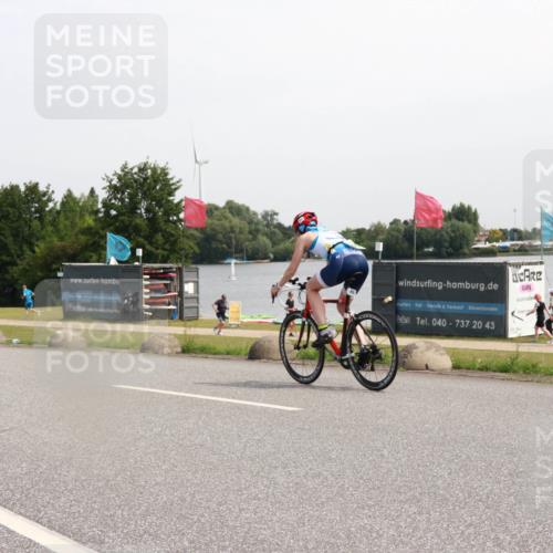 15.06.2025 - 27. Vierlanden-Triathlon H.Heesch http://msf.ph/oto/7996006 15.06.2025 11:29:08 Radfahren 849, 976 meine-sportfotos.de