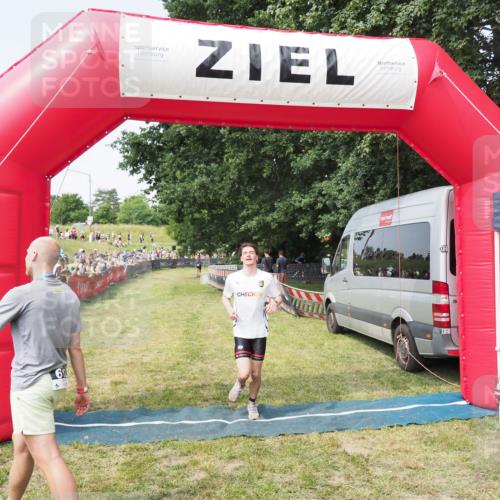 21.06.2025 - 27. Vierlanden-Triathlon MichiJ http://msf.ph/oto/7996010 15.06.2026 11:19:29 Ziel 400, 401 meine-sportfotos.de