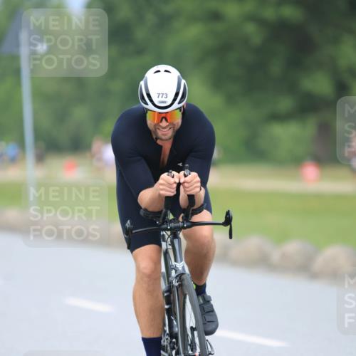 21.06.2025 - 27. Vierlanden-Triathlon H.Heesch http://msf.ph/oto/7996029 15.06.2025 12:19:05 Radfahren 636, 694, 773, 973 meine-sportfotos.de