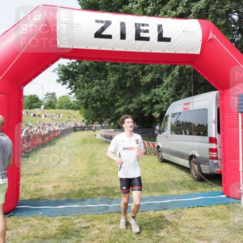 21.06.2025 - 27. Vierlanden-Triathlon MichiJ http://msf.ph/oto/7996033 15.06.2026 11:19:30 Ziel 400, 401 meine-sportfotos.de