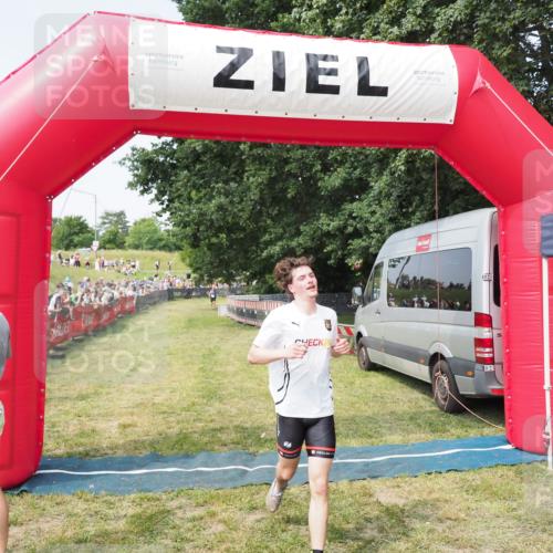 21.06.2025 - 27. Vierlanden-Triathlon MichiJ http://msf.ph/oto/7996041 15.06.2026 11:19:30 Ziel 400, 401 meine-sportfotos.de