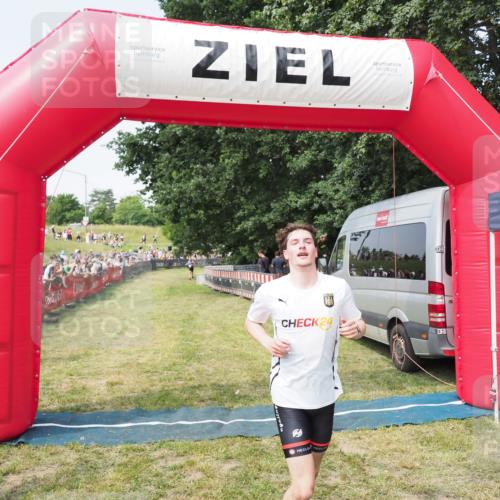 21.06.2025 - 27. Vierlanden-Triathlon MichiJ http://msf.ph/oto/7996064 15.06.2026 11:19:30 Ziel 400, 401 meine-sportfotos.de