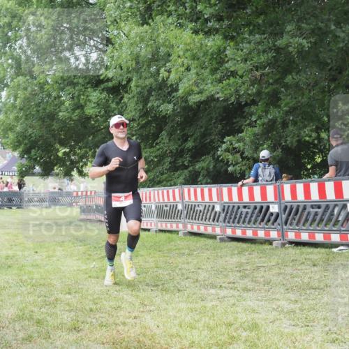 21.06.2025 - 27. Vierlanden-Triathlon KatJ http://msf.ph/oto/7996082 15.06.2025 12:49:01 Ziel 4 meine-sportfotos.de