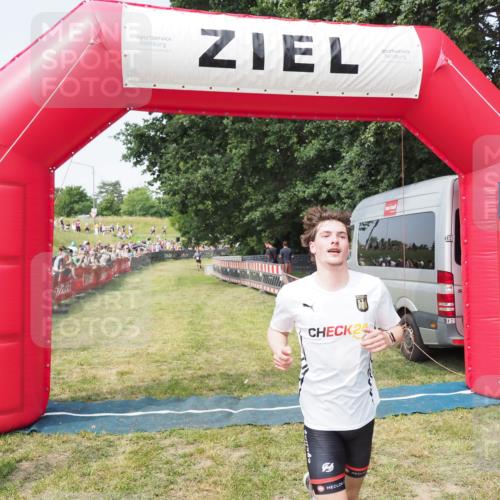 21.06.2025 - 27. Vierlanden-Triathlon MichiJ http://msf.ph/oto/7996083 15.06.2026 11:19:30 Ziel 400, 401 meine-sportfotos.de