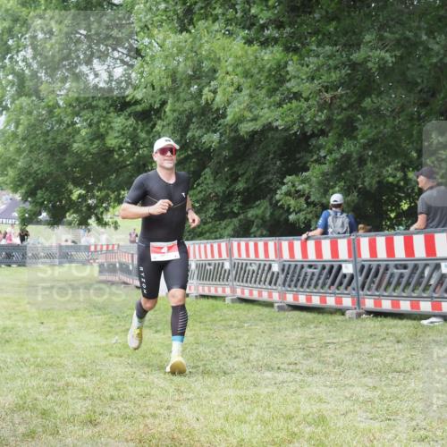 21.06.2025 - 27. Vierlanden-Triathlon KatJ http://msf.ph/oto/7996105 15.06.2025 12:49:02 Ziel 4 meine-sportfotos.de