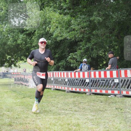 21.06.2025 - 27. Vierlanden-Triathlon KatJ http://msf.ph/oto/7996137 15.06.2025 12:49:02 Ziel 4 meine-sportfotos.de