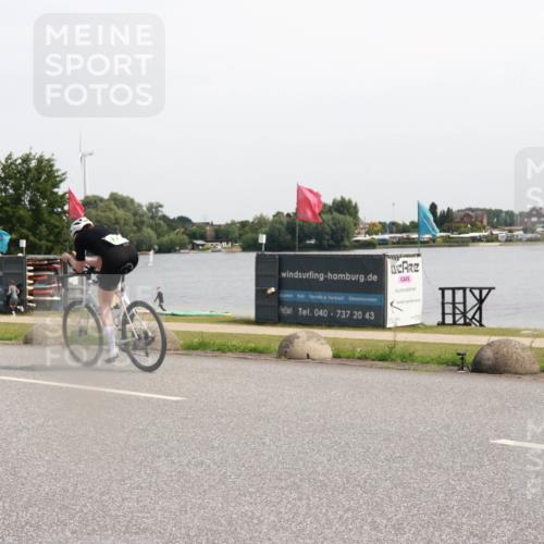 15.06.2025 - 27. Vierlanden-Triathlon H.Heesch http://msf.ph/oto/7996150 15.06.2025 11:29:31 Radfahren 878, 880 meine-sportfotos.de