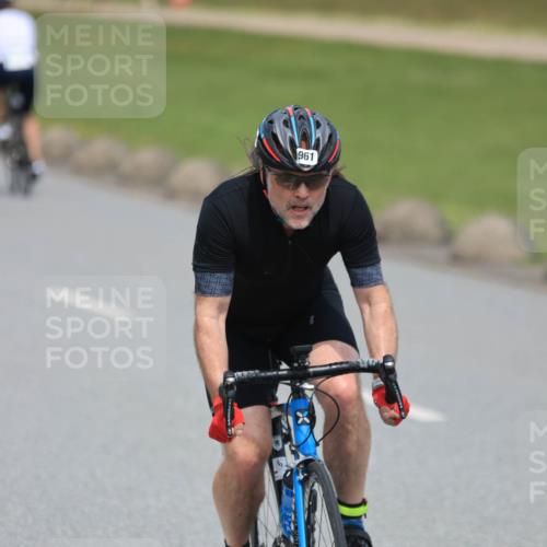 21.06.2025 - 27. Vierlanden-Triathlon H.Heesch http://msf.ph/oto/7996153 15.06.2025 12:07:08 Radfahren 749, 942, 961 meine-sportfotos.de