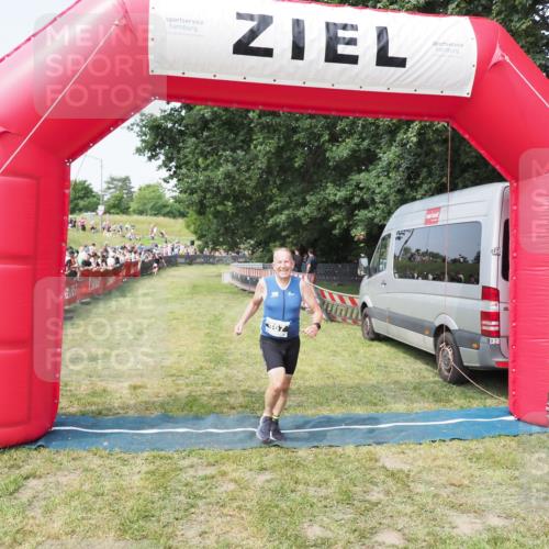 21.06.2025 - 27. Vierlanden-Triathlon MichiJ http://msf.ph/oto/7996158 15.06.2026 11:19:41 Ziel 467 meine-sportfotos.de